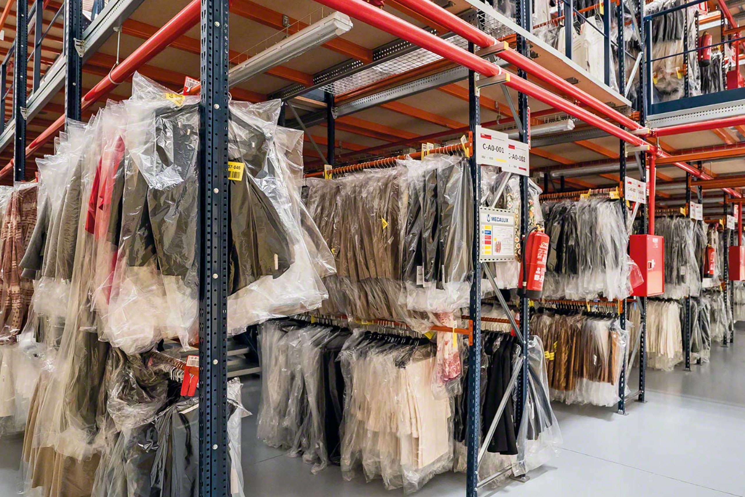 Съвети за избор и монтаж на складов стелаж за дрехи